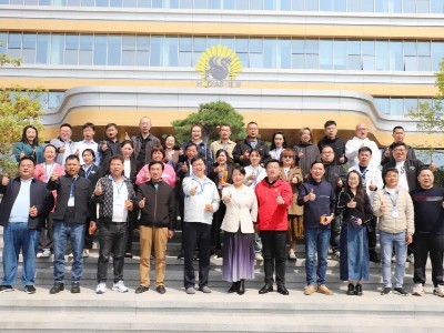 熱烈歡迎昆明嵩明縣工商聯(lián)、青年企業(yè)家商會蒞臨花帝公司考察