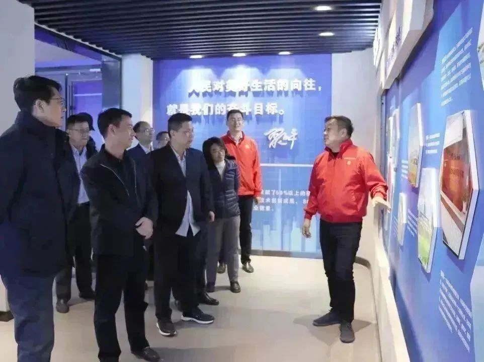 ?？诰C合保稅區(qū)工委副書記、管委會(huì)主任侯同波及青島波尼亞公司董事長趙向進(jìn)到花帝公司進(jìn)行實(shí)地參觀交流