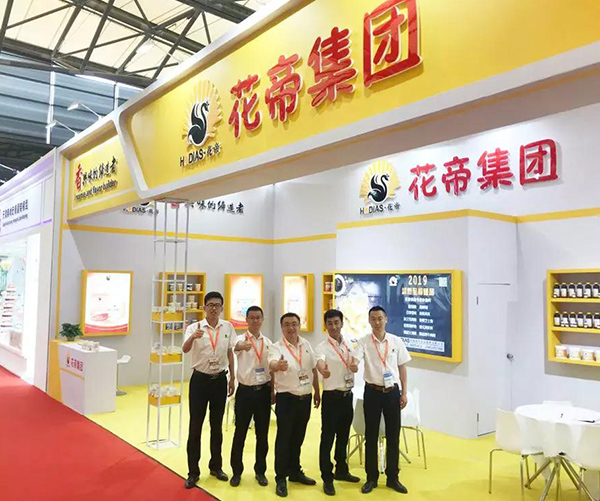 花帝展位大方靚麗?；ǖ勖郎厦朗聵I(yè)部銷售總監(jiān)張仁杰（中）率團(tuán)參展。
