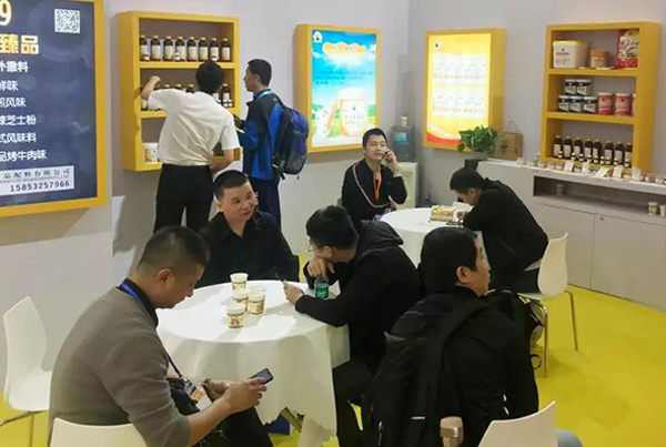 花帝業(yè)務(wù)人員耐心周到地向客戶介紹產(chǎn)品及應(yīng)用。